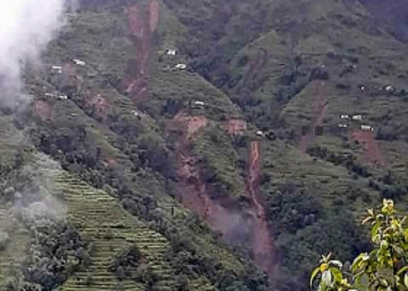 खानेपानीको मुहान भत्किएपछि पानीको हाहाकार